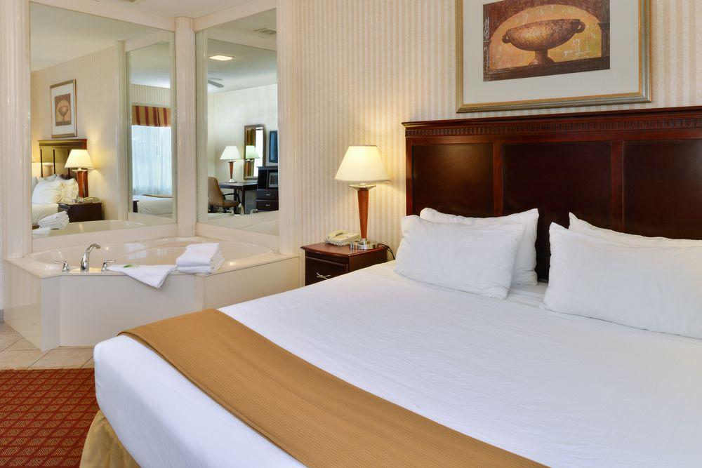 Holiday Inn Express Wixom By Ihg Buitenkant foto