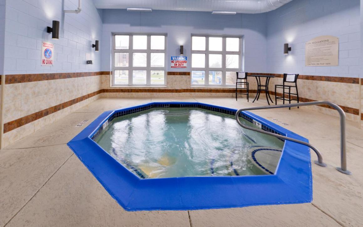Holiday Inn Express Wixom By Ihg Buitenkant foto